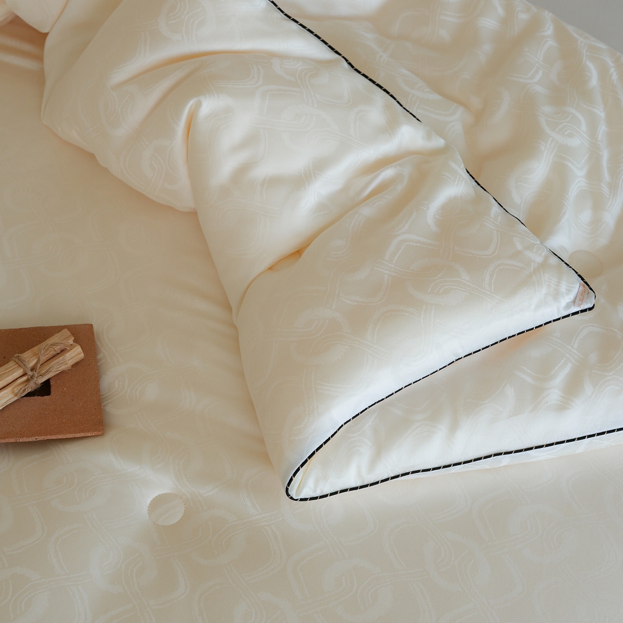 91家纺网 家纺一手货源 找家纺 纯优家纺 2025新款45%大豆蛋白纤维高端天丝棉提花烫钻被子被芯-施华洛 施华洛-白