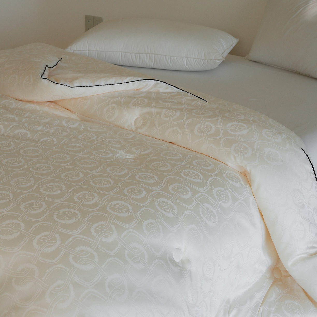 91家纺网 家纺一手货源 找家纺 纯优家纺 2025新款45%大豆蛋白纤维高端天丝棉提花烫钻被子被芯-施华洛 施华洛-白