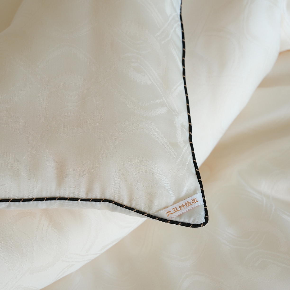 91家纺网 家纺一手货源 找家纺 纯优家纺 2025新款45%大豆蛋白纤维高端天丝棉提花烫钻被子被芯-施华洛 施华洛-白