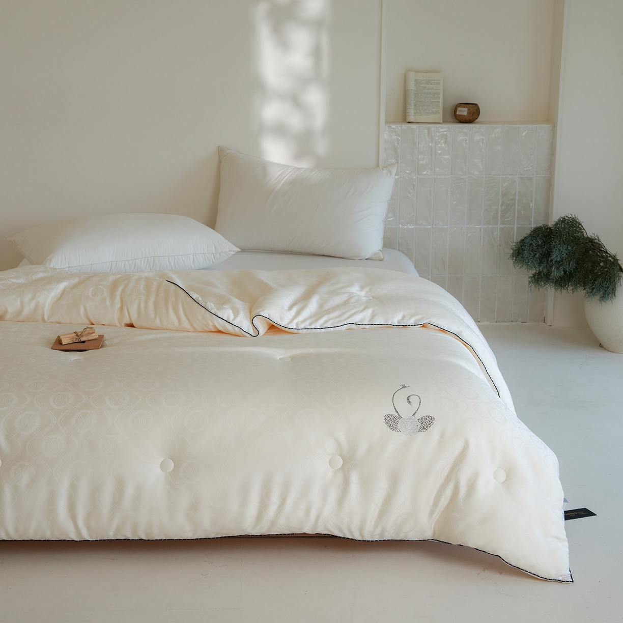 91家纺网 家纺一手货源 找家纺 纯优家纺 2025新款45%大豆蛋白纤维高端天丝棉提花烫钻被子被芯-施华洛 施华洛-白