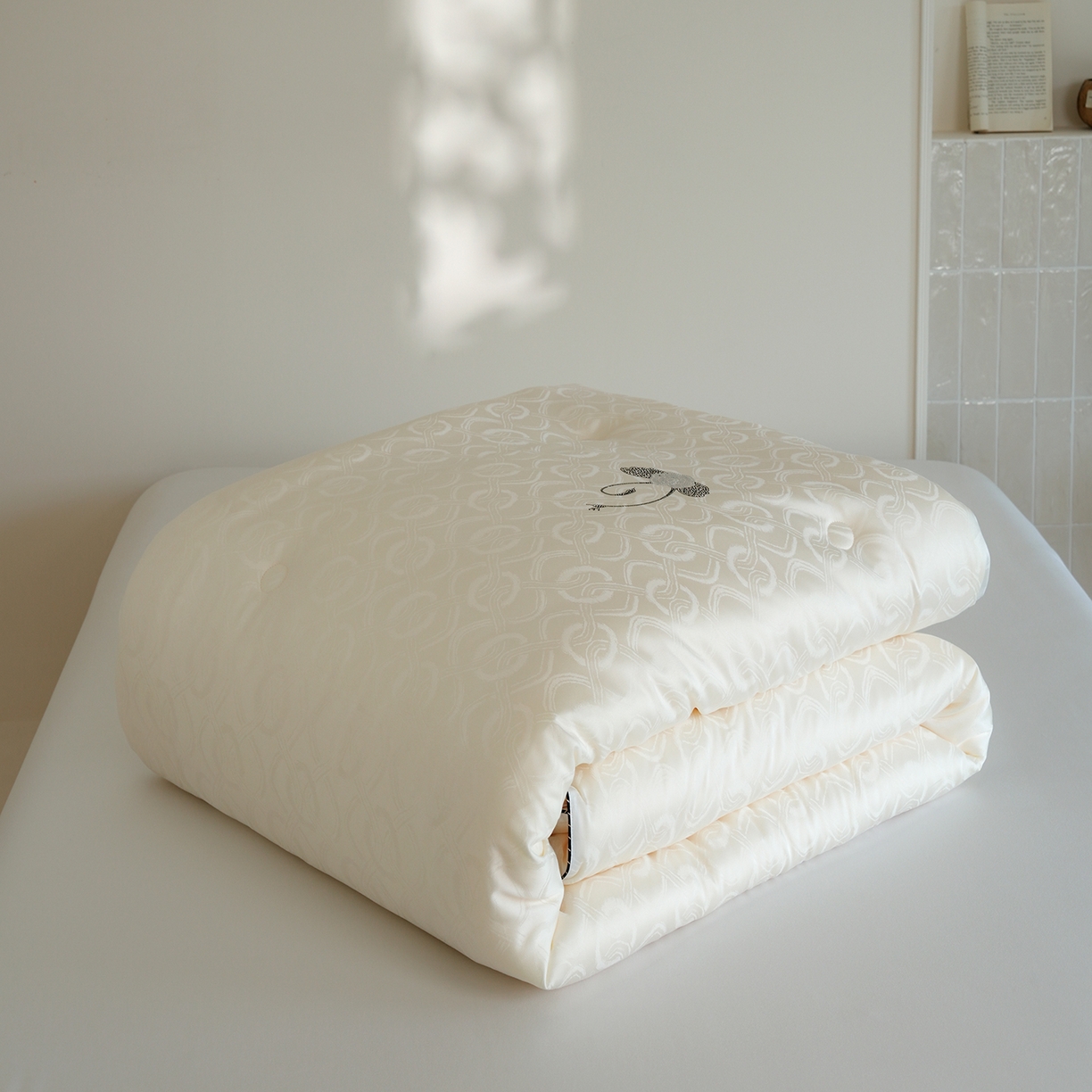 91家纺网 家纺一手货源 找家纺 纯优家纺 2025新款45%大豆蛋白纤维高端天丝棉提花烫钻被子被芯-施华洛 施华洛-白