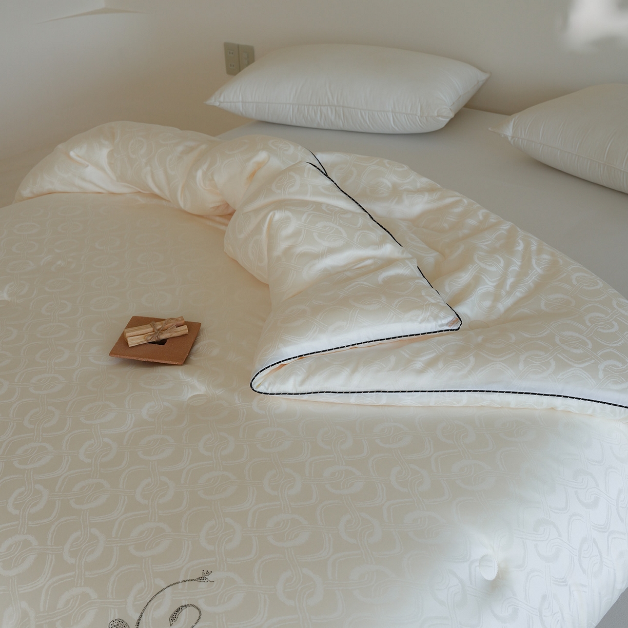 91家纺网 家纺一手货源 找家纺 纯优家纺 2025新款45%大豆蛋白纤维高端天丝棉提花烫钻被子被芯-施华洛 施华洛-白