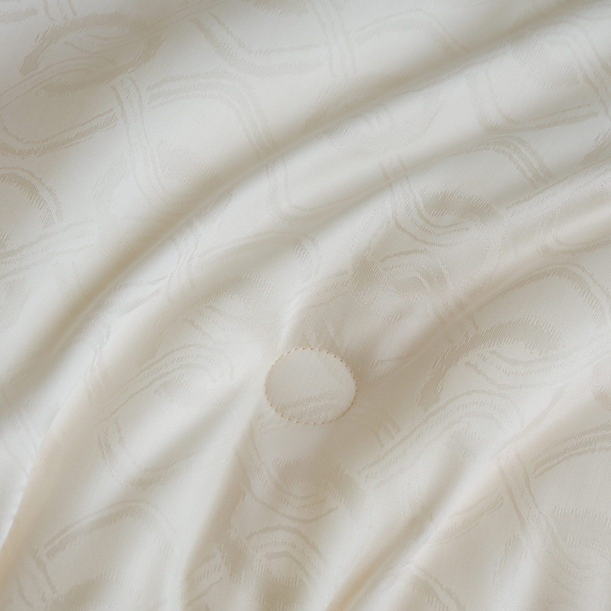 91家纺网 家纺一手货源 找家纺 纯优家纺 2025新款45%大豆蛋白纤维高端天丝棉提花烫钻被子被芯-施华洛 施华洛-白