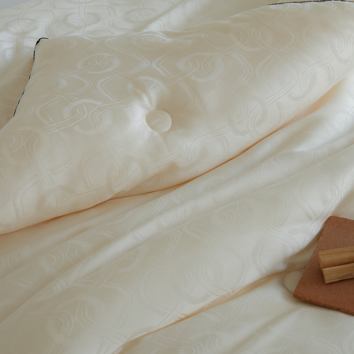 91家纺网 家纺一手货源 找家纺 纯优家纺 2025新款45%大豆蛋白纤维高端天丝棉提花烫钻被子被芯-施华洛 施华洛-白