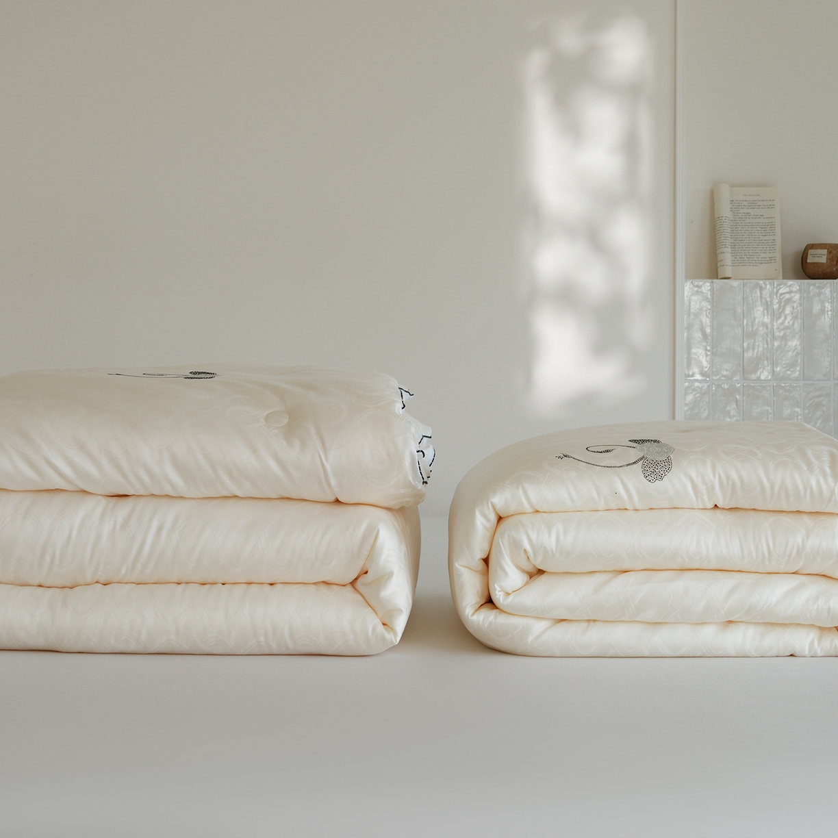 91家纺网 家纺一手货源 找家纺 纯优家纺 2025新款45%大豆蛋白纤维高端天丝棉提花烫钻被子被芯-施华洛 施华洛-白