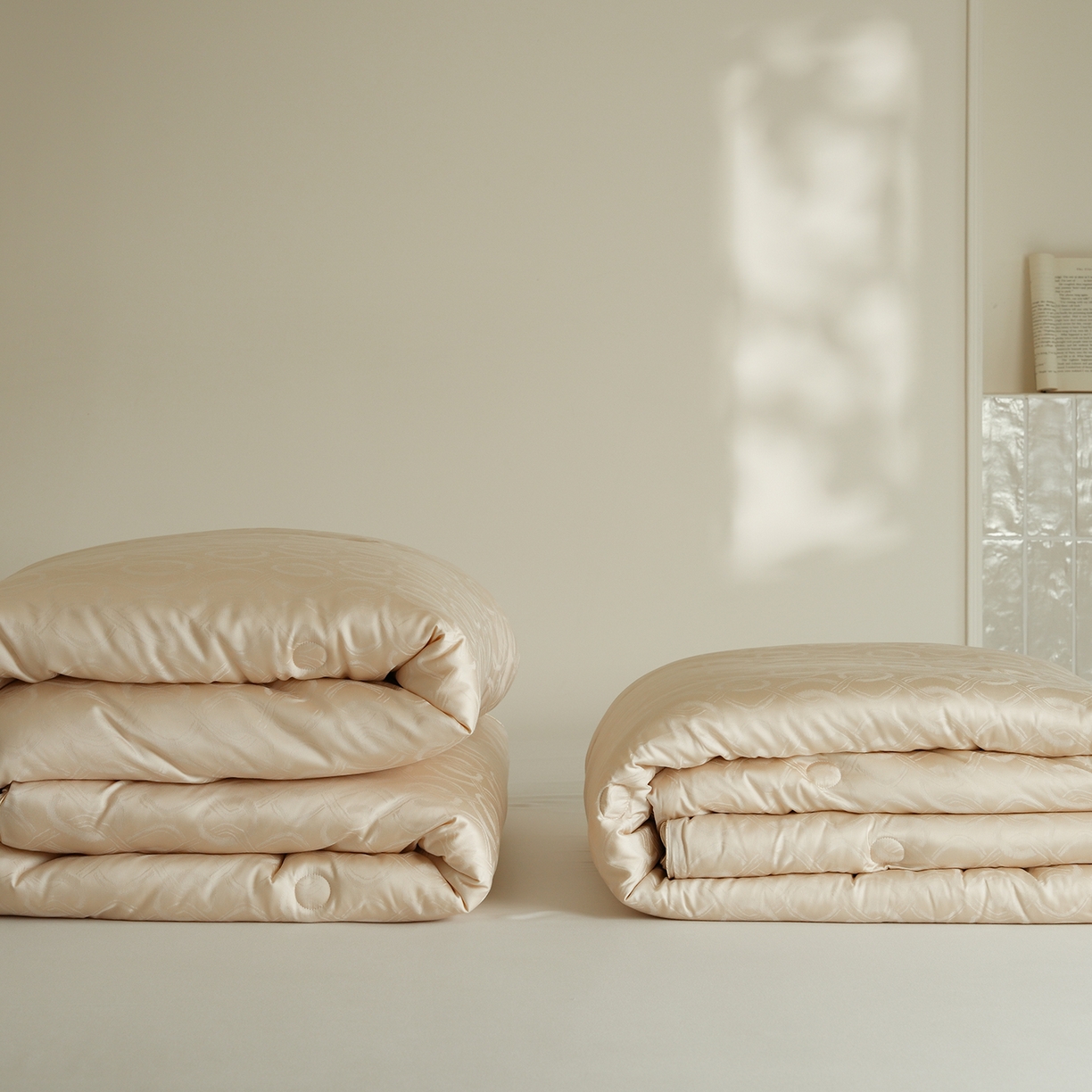 91家纺网 家纺一手货源 找家纺 纯优家纺 2025新款45%大豆蛋白纤维高端天丝棉提花烫钻被子被芯-施华洛 施华洛-香槟金