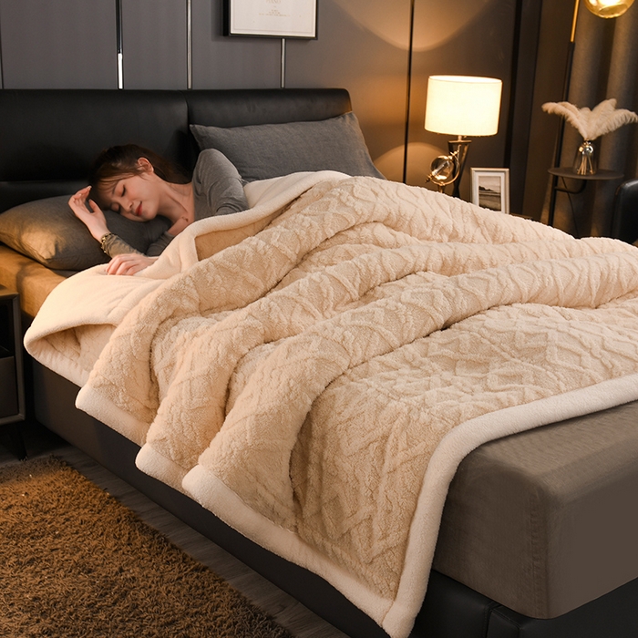 91家纺网 家纺一手货源 找家纺 （总）印季家纺 2025秋冬新款三层夹棉加厚-塔肤绒毛毯毯子多功能盖毯