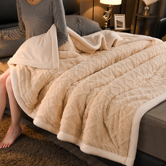 91家纺网 家纺一手货源 找家纺 印季家纺 2025秋冬新款三层夹棉加厚-塔肤绒毛毯毯子多功能盖毯 玉色