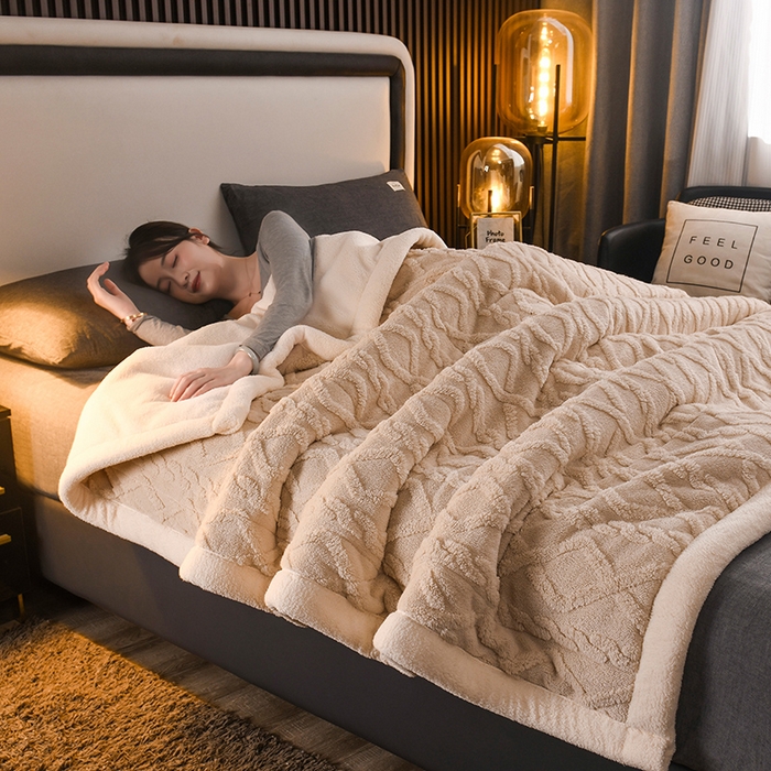 91家纺网 家纺一手货源 找家纺 （总）印季家纺 2025秋冬新款三层夹棉加厚-塔肤绒毛毯毯子多功能盖毯