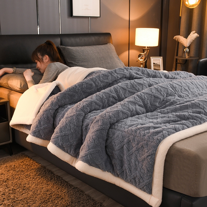 91家纺网 家纺一手货源 找家纺 （总）印季家纺 2025秋冬新款三层夹棉加厚-塔肤绒毛毯毯子多功能盖毯