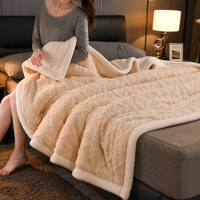 91家纺网 家纺一手货源 找家纺 印季家纺 2025秋冬新款三层夹棉加厚-塔肤绒毛毯毯子多功能盖毯 玉色