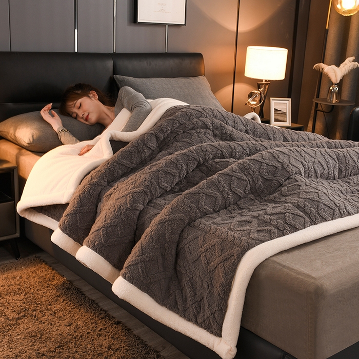 91家纺网 家纺一手货源 找家纺 （总）印季家纺 2025秋冬新款三层夹棉加厚-塔肤绒毛毯毯子多功能盖毯