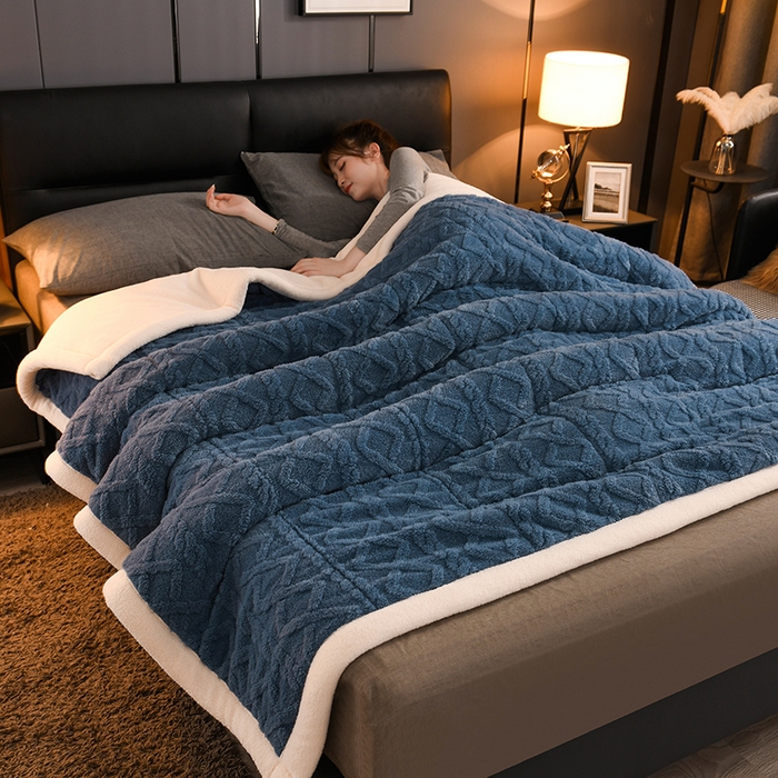 91家纺网 家纺一手货源 找家纺 印季家纺 2025秋冬新款三层夹棉加厚-塔肤绒毛毯毯子多功能盖毯 柔蓝