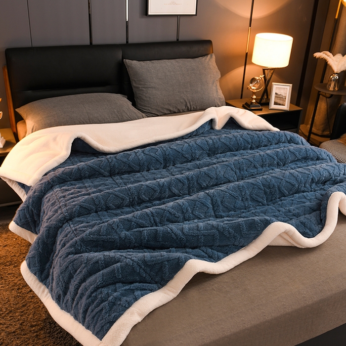 91家纺网 家纺一手货源 找家纺 印季家纺 2025秋冬新款三层夹棉加厚-塔肤绒毛毯毯子多功能盖毯 柔蓝