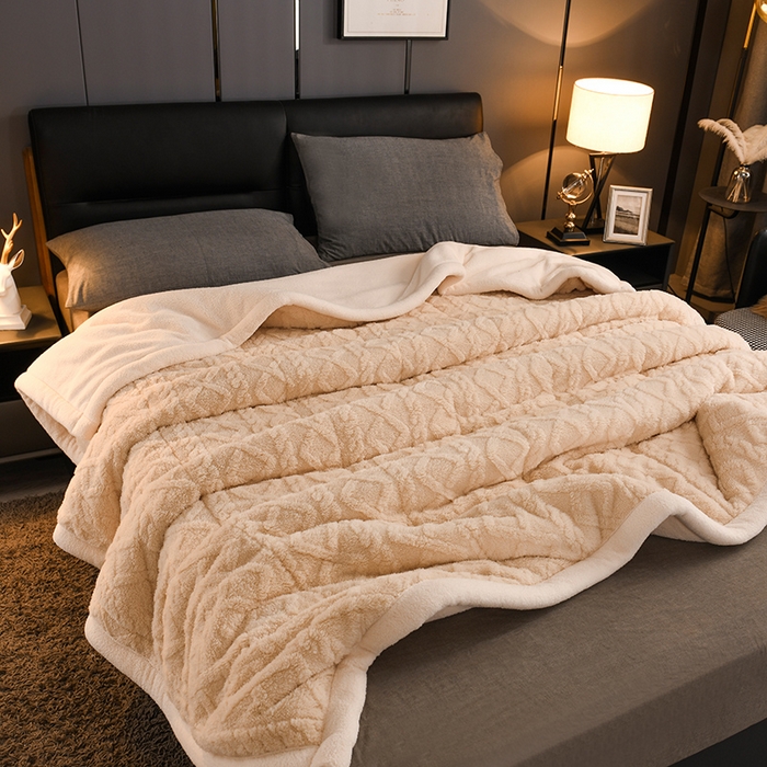 91家纺网 家纺一手货源 找家纺 印季家纺 2025秋冬新款三层夹棉加厚-塔肤绒毛毯毯子多功能盖毯 玉色