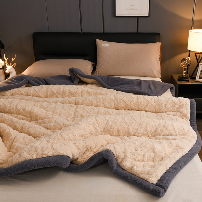 91家纺网 家纺一手货源 找家纺 印季家纺 2025秋冬新款三层夹棉加厚-塔肤绒毛毯毯子多功能盖毯 玉+灰