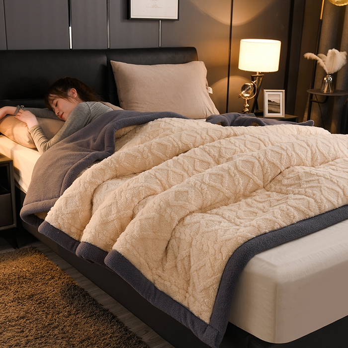 91家纺网 家纺一手货源 找家纺 印季家纺 2025秋冬新款三层夹棉加厚-塔肤绒毛毯毯子多功能盖毯 玉+灰