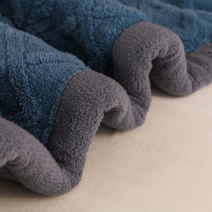 91家纺网 家纺一手货源 找家纺 印季家纺 2025秋冬新款三层夹棉加厚-塔肤绒毛毯毯子多功能盖毯 柔蓝+灰