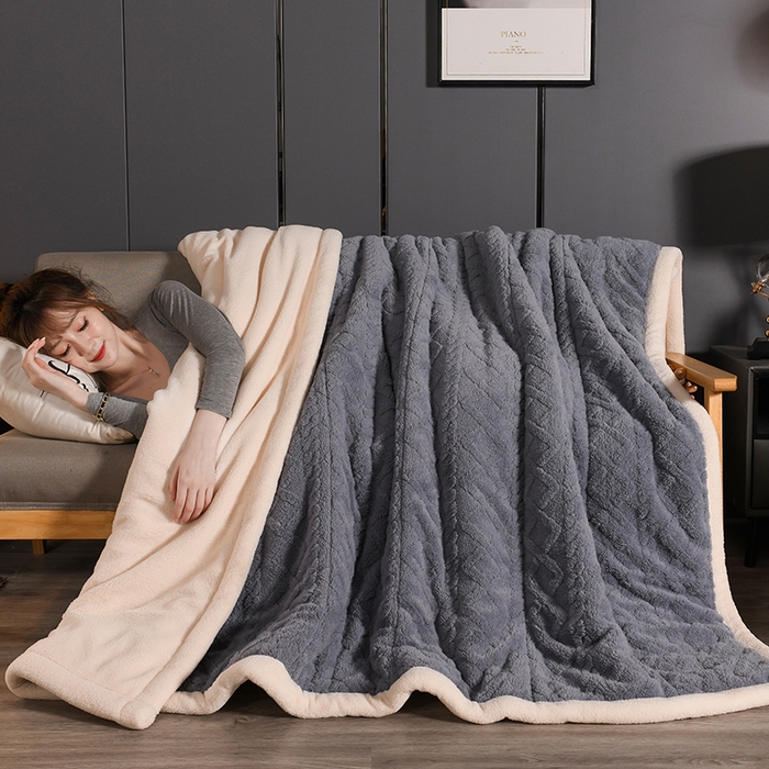 91家纺网 家纺一手货源 找家纺 印季家纺 2025秋冬新款三层夹棉加厚-塔肤绒毛毯毯子多功能盖毯 烟灰
