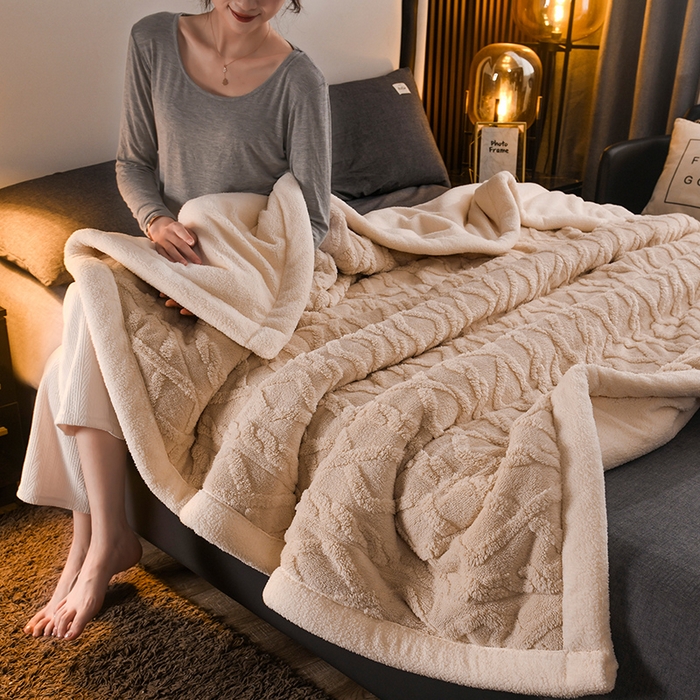 91家纺网 家纺一手货源 找家纺 印季家纺 2025秋冬新款三层夹棉加厚-塔肤绒毛毯毯子多功能盖毯 奶茶色