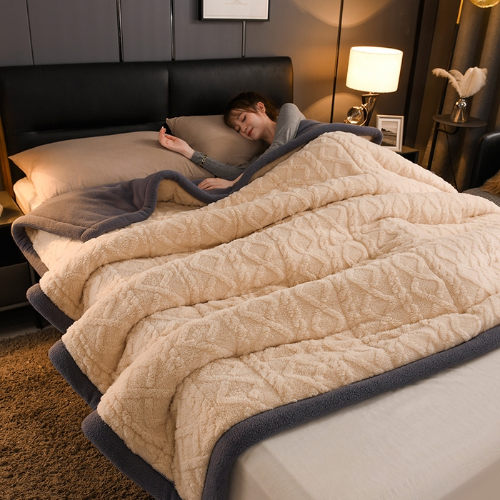 91家纺网 家纺一手货源 找家纺 印季家纺 2025秋冬新款三层夹棉加厚-塔肤绒毛毯毯子多功能盖毯 玉+灰