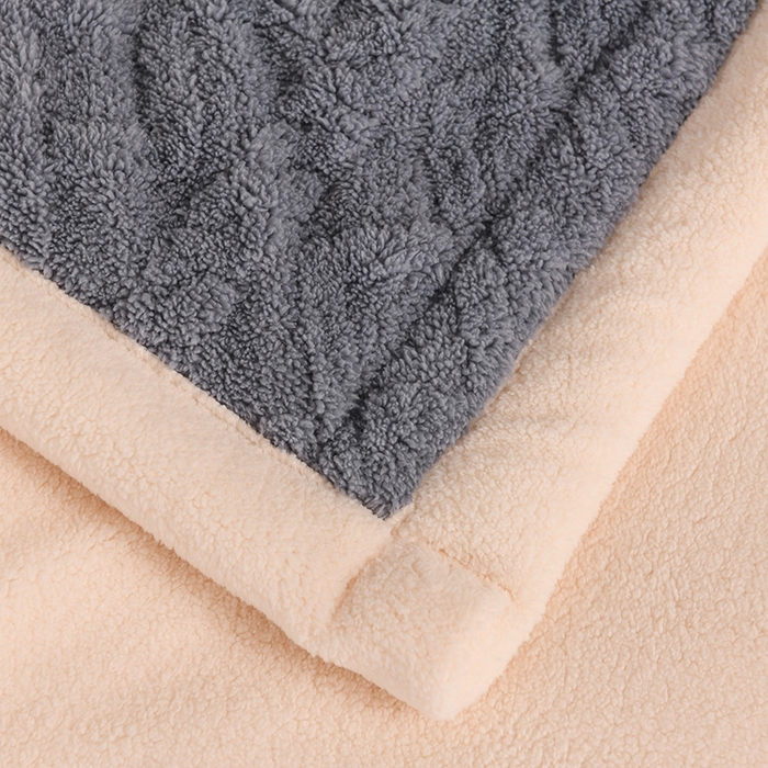 91家纺网 家纺一手货源 找家纺 印季家纺 2025秋冬新款三层夹棉加厚-塔肤绒毛毯毯子多功能盖毯 烟灰