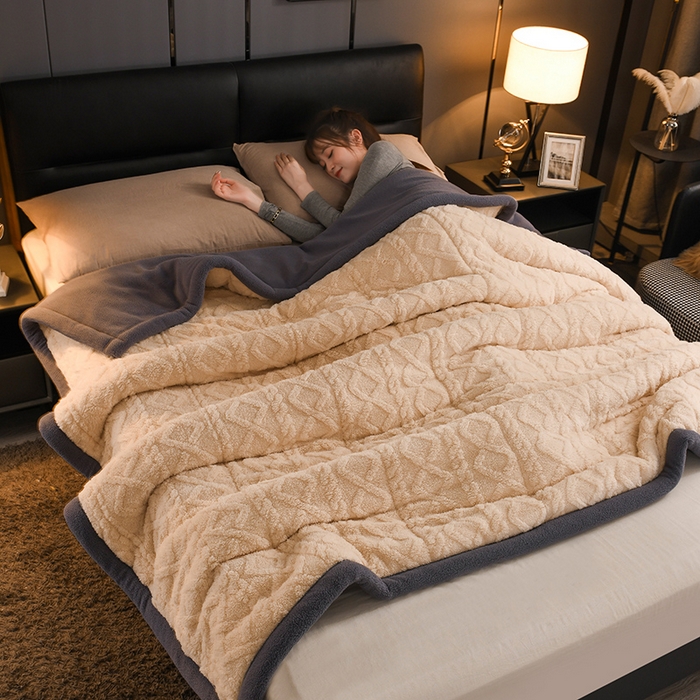 91家纺网 家纺一手货源 找家纺 印季家纺 2025秋冬新款三层夹棉加厚-塔肤绒毛毯毯子多功能盖毯 玉+灰