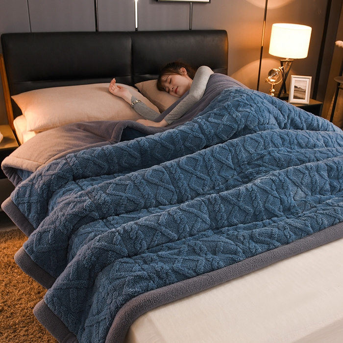 91家纺网 家纺一手货源 找家纺 印季家纺 2025秋冬新款三层夹棉加厚-塔肤绒毛毯毯子多功能盖毯 柔蓝+灰