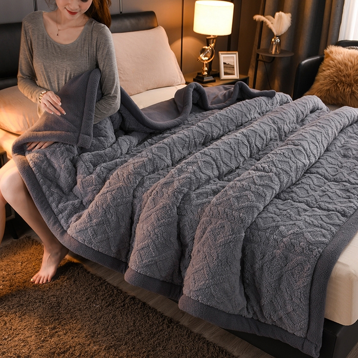 91家纺网 家纺一手货源 找家纺 印季家纺 2025秋冬新款三层夹棉加厚-塔肤绒毛毯毯子多功能盖毯 烟灰+灰