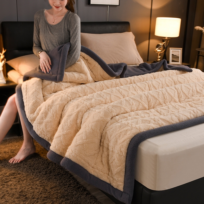 91家纺网 家纺一手货源 找家纺 印季家纺 2025秋冬新款三层夹棉加厚-塔肤绒毛毯毯子多功能盖毯 玉+灰