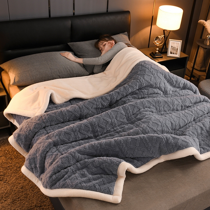 91家纺网 家纺一手货源 找家纺 印季家纺 2025秋冬新款三层夹棉加厚-塔肤绒毛毯毯子多功能盖毯 烟灰