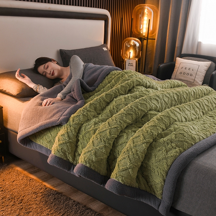 91家纺网 家纺一手货源 找家纺 印季家纺 2025秋冬新款三层夹棉加厚-塔肤绒毛毯毯子多功能盖毯 抹茶+灰