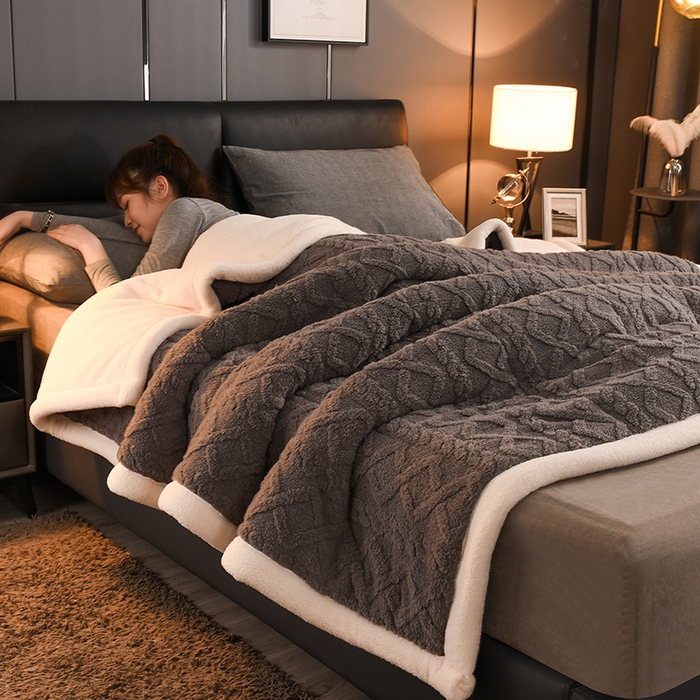 91家纺网 家纺一手货源 找家纺 印季家纺 2025秋冬新款三层夹棉加厚-塔肤绒毛毯毯子多功能盖毯 深咖