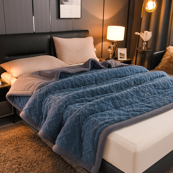 91家纺网 家纺一手货源 找家纺 印季家纺 2025秋冬新款三层夹棉加厚-塔肤绒毛毯毯子多功能盖毯 柔蓝+灰