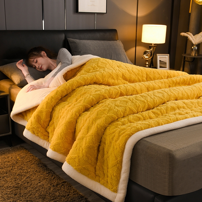 91家纺网 家纺一手货源 找家纺 印季家纺 2025秋冬新款三层夹棉加厚-塔肤绒毛毯毯子多功能盖毯 柠檬黄