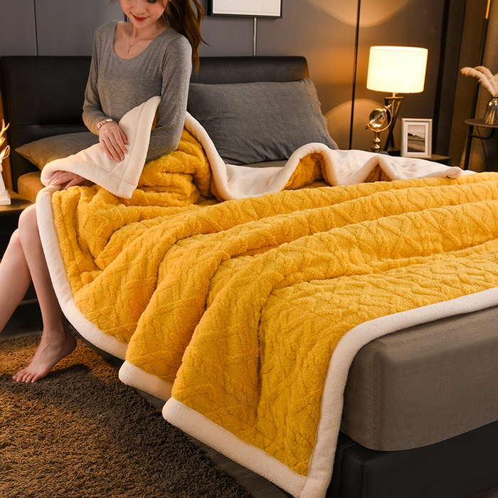 91家纺网 家纺一手货源 找家纺 印季家纺 2025秋冬新款三层夹棉加厚-塔肤绒毛毯毯子多功能盖毯 柠檬黄