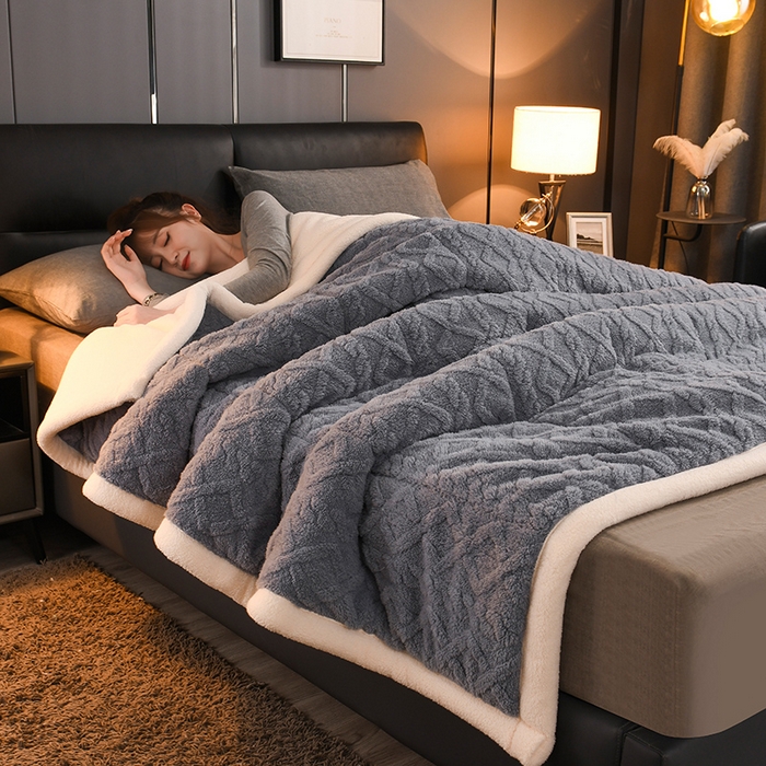 91家纺网 家纺一手货源 找家纺 印季家纺 2025秋冬新款三层夹棉加厚-塔肤绒毛毯毯子多功能盖毯 烟灰