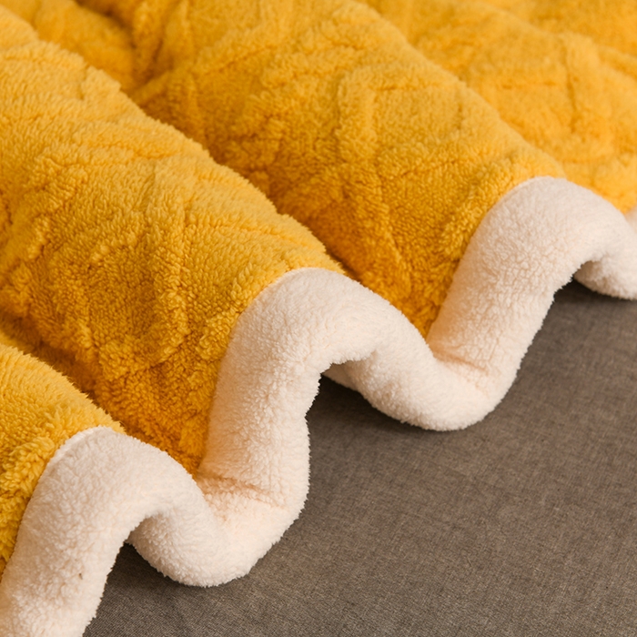 91家纺网 家纺一手货源 找家纺 印季家纺 2025秋冬新款三层夹棉加厚-塔肤绒毛毯毯子多功能盖毯 柠檬黄