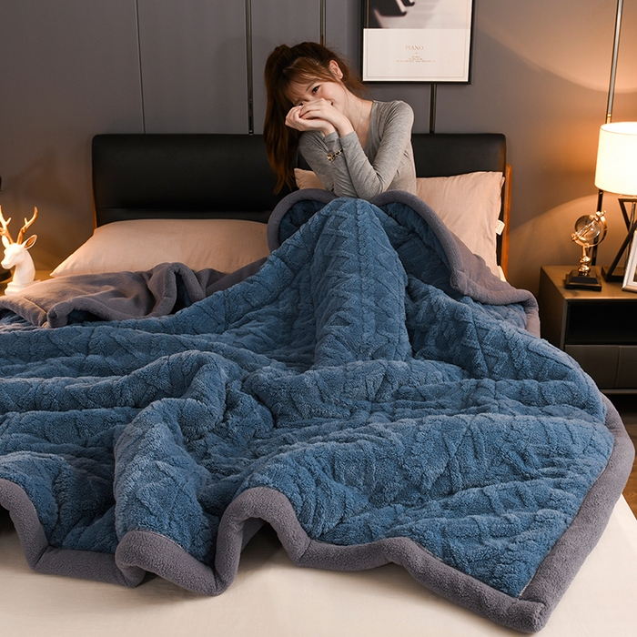 91家纺网 家纺一手货源 找家纺 印季家纺 2025秋冬新款三层夹棉加厚-塔肤绒毛毯毯子多功能盖毯 柔蓝+灰