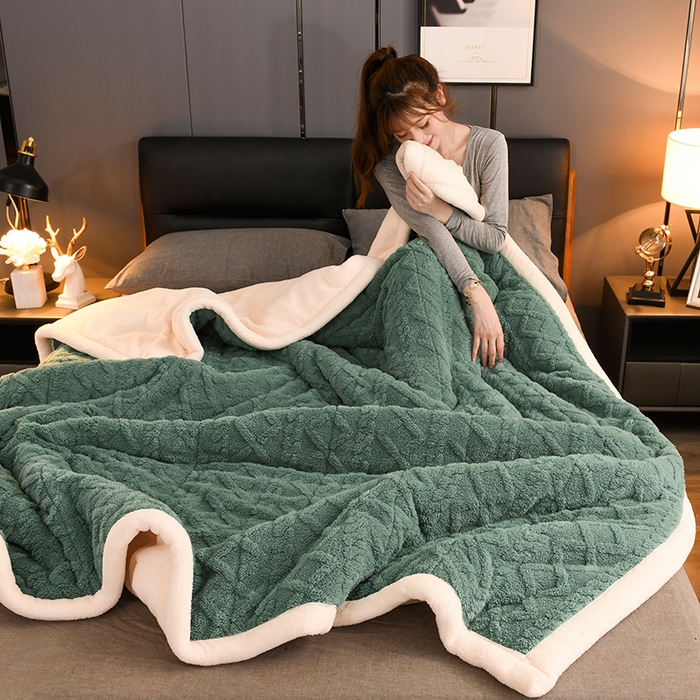 91家纺网 家纺一手货源 找家纺 印季家纺 2025秋冬新款三层夹棉加厚-塔肤绒毛毯毯子多功能盖毯 祖母绿
