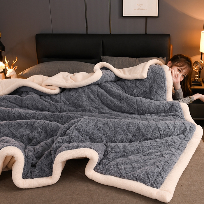 91家纺网 家纺一手货源 找家纺 印季家纺 2025秋冬新款三层夹棉加厚-塔肤绒毛毯毯子多功能盖毯 烟灰