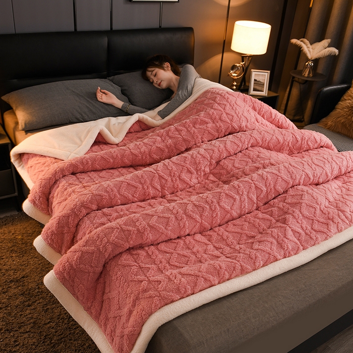 91家纺网 家纺一手货源 找家纺 印季家纺 2025秋冬新款三层夹棉加厚-塔肤绒毛毯毯子多功能盖毯 苏梅