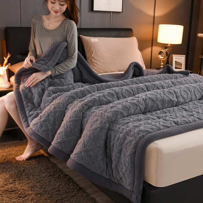 91家纺网 家纺一手货源 找家纺 印季家纺 2025秋冬新款三层夹棉加厚-塔肤绒毛毯毯子多功能盖毯 烟灰+灰