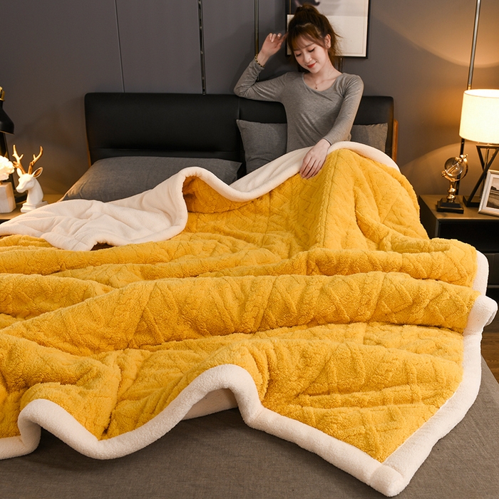 91家纺网 家纺一手货源 找家纺 印季家纺 2025秋冬新款三层夹棉加厚-塔肤绒毛毯毯子多功能盖毯 柠檬黄