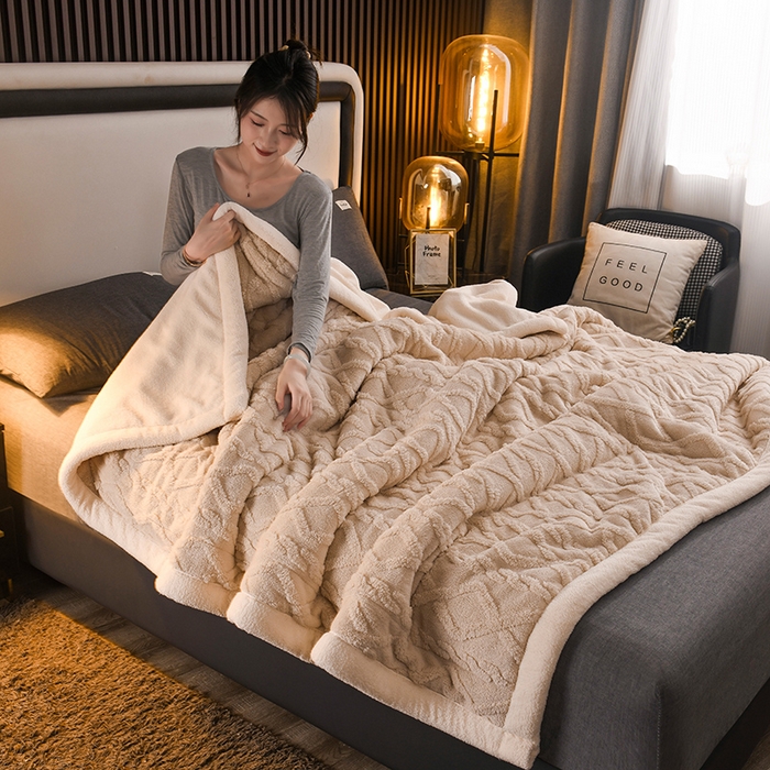 91家纺网 家纺一手货源 找家纺 印季家纺 2025秋冬新款三层夹棉加厚-塔肤绒毛毯毯子多功能盖毯 奶茶色