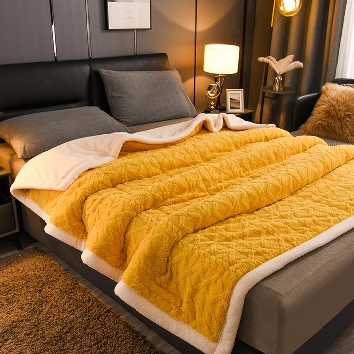 91家纺网 家纺一手货源 找家纺 印季家纺 2025秋冬新款三层夹棉加厚-塔肤绒毛毯毯子多功能盖毯 柠檬黄
