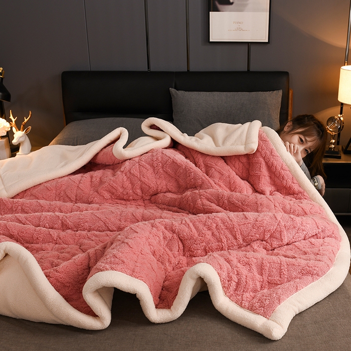 91家纺网 家纺一手货源 找家纺 印季家纺 2025秋冬新款三层夹棉加厚-塔肤绒毛毯毯子多功能盖毯 苏梅