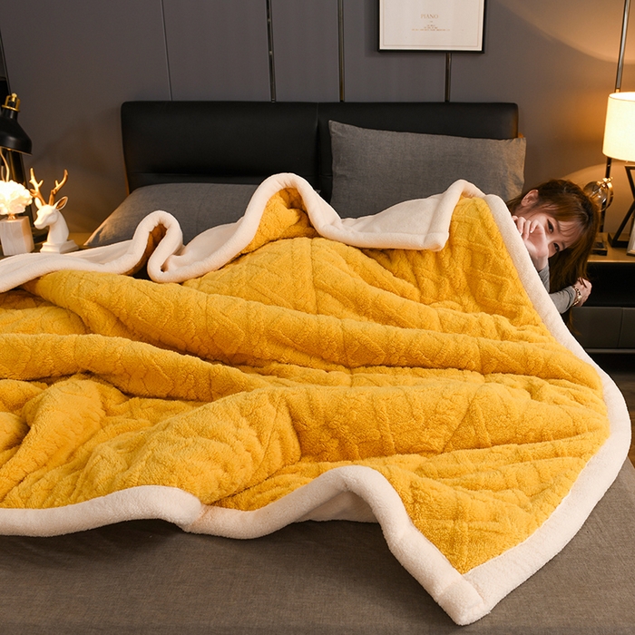 91家纺网 家纺一手货源 找家纺 印季家纺 2025秋冬新款三层夹棉加厚-塔肤绒毛毯毯子多功能盖毯 柠檬黄