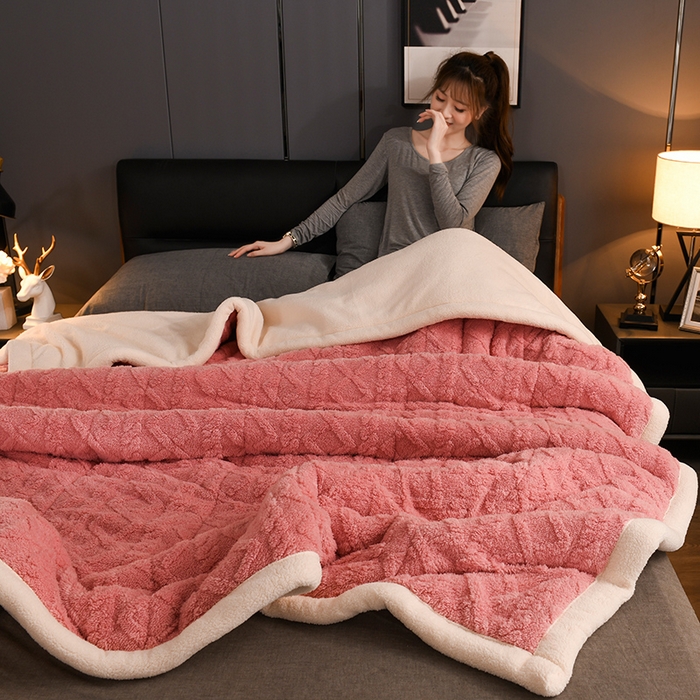 91家纺网 家纺一手货源 找家纺 印季家纺 2025秋冬新款三层夹棉加厚-塔肤绒毛毯毯子多功能盖毯 苏梅