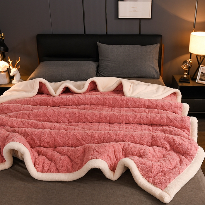 91家纺网 家纺一手货源 找家纺 印季家纺 2025秋冬新款三层夹棉加厚-塔肤绒毛毯毯子多功能盖毯 苏梅